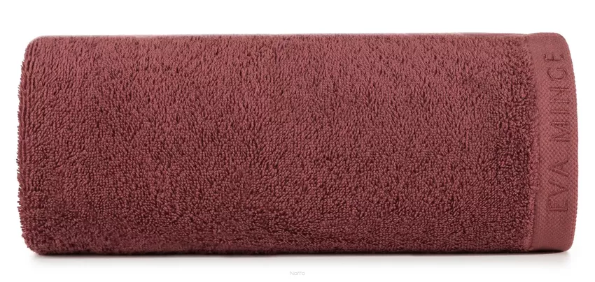 Ręcznik 70x140 VENUS Eva Minge ceglany zdobiony bordiurą w kolorze ręcznika z napisami projektantki 550 g/m2