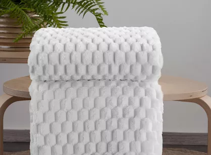 Koc na fotel 70x160 CINDY 6 biały puszysty w drobny wzór Design 91