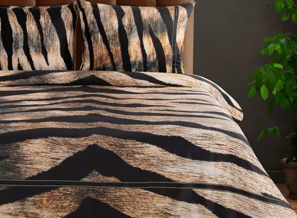 Pościel z makosatyny 140x200 MINGE 16 Eva Minge czarna brązowa z wzorem zwierzęcym i logo projektantki