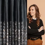 Zasłona gotowa na taśmie MARIELA welwetowa czarna z szampańskim nadrukiem - 3