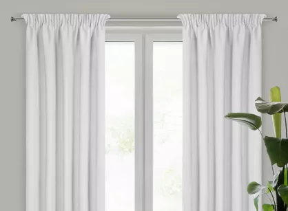 Zasłona na taśmie 135x270 SUZAN zaciemniająca typu blackout srebrna z tkaniny strukturalnej