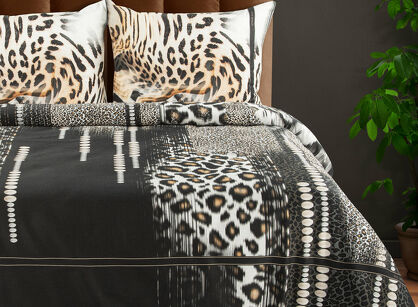 Pościel z makosatyny 140x200 EVA 22 Eva Minge jasnobrązowa z wzorem zwierzęcym panterki i napisami z kolekcji Premium