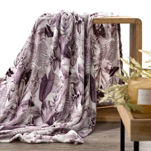 Koc typu flano 150x200 DAVOS 2 biały z nadrukiem fioletowych egzotycznych liści