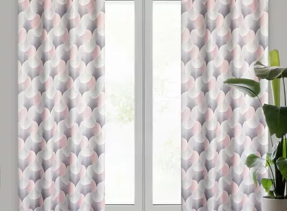 Zasłona gotowa na przelotkach 140x250 ASETA zaciemniająca srebrna z geometrycznym różowym wzorem