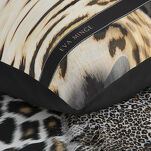 Pościel z makosatyny 160x200 EVA 22 Eva Minge jasnobrązowa z wzorem zwierzęcym panterki i napisami z kolekcji Premium - 7