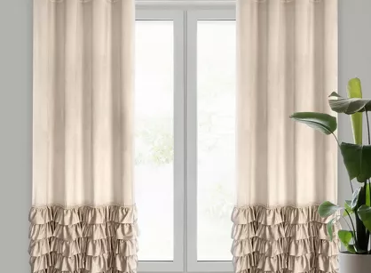 Zasłona na przelotkach 140x250 CARLI welwetowa beżowa jednokolorowa zdobiona w dolnej części falbanami z paskiem cyrkonii