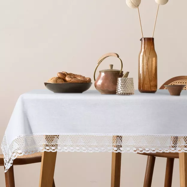Obrus 140x180 NATALY biały zdobiony koronką