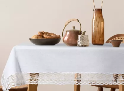 Obrus 140x180 NATALY biały zdobiony koronką