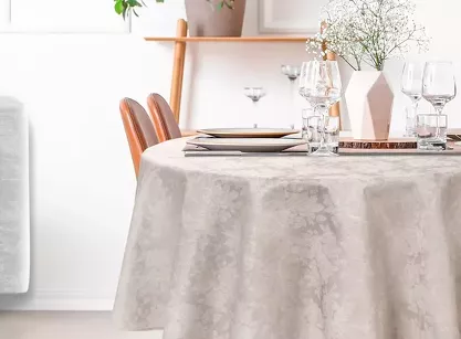 Obrus fi 150 INES 6 jasny srebrny w subtelne różyczki ze srebrną nicią z kolecji Diva Line