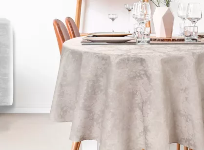 Obrus fi 150 INES 6 jasny srebrny w subtelne różyczki ze srebrną nicią z kolecji Diva Line