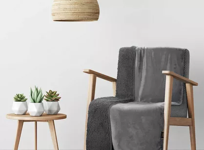 Koc na fotel jednokolorowy 70x160 TEDY stalowy imitujący buklę