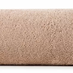 Ręcznik 70x140 VENUS Eva Minge ciemny puder zdobiony bordiurą w kolorze ręcznika z napisami projektantki