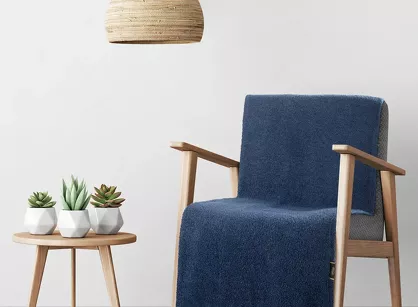 Koc na fotel 70x160 BUKLA granatowy jednokolorowy wzór baranka