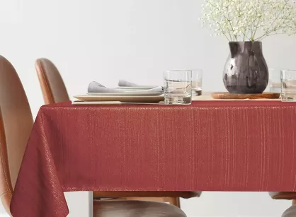 Obrus 140x300 GLAMO bordowy z przetykaną błyszczącą złotą nicią