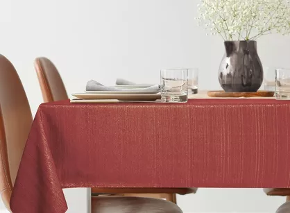 Obrus 140x300 GLAMO bordowy z przetykaną błyszczącą złotą nicią