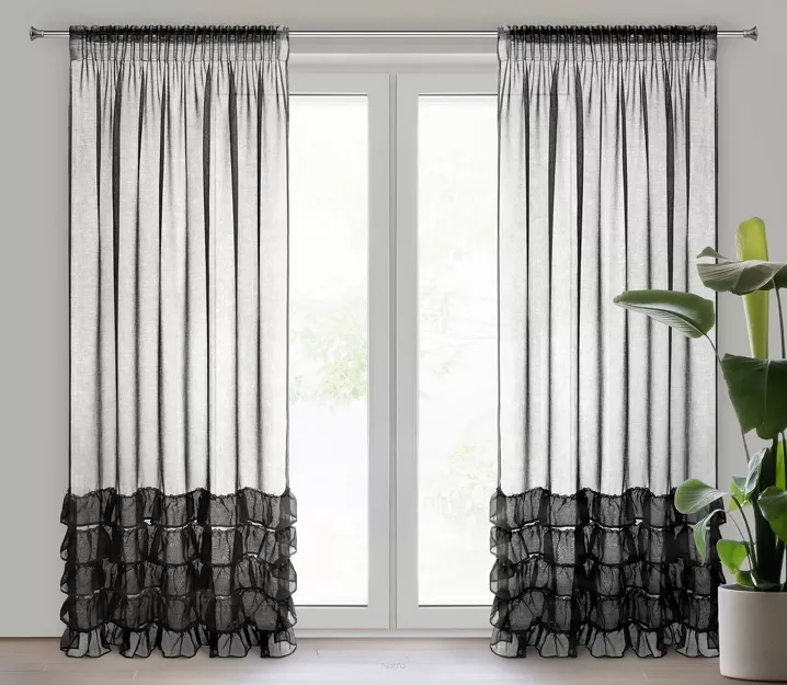 Firana na taśmie 140x250 DANI 1 czarna z etaminy zdobiona w dolnej części falbanami