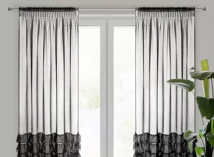 Firana na taśmie 140x250 DANI 1 czarna z etaminy zdobiona w dolnej części falbanami