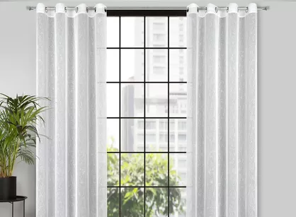 Firana na przelotkach 140x250 KELLY biała o strukturze delikatnego deszczyku z błyszczącą srebrną nicią