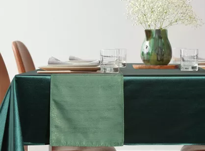 Obrus 140x300 GLAMO zielony z bieżnikiem 33x300 połyskującym złotą nicią