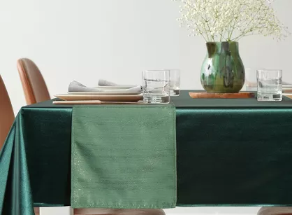 Obrus 140x300 GLAMO zielony z bieżnikiem 33x300 połyskującym złotą nicią