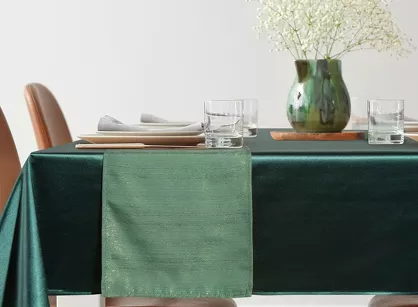 Obrus 140x300 GLAMO zielony z bieżnikiem 33x300 połyskującym złotą nicią