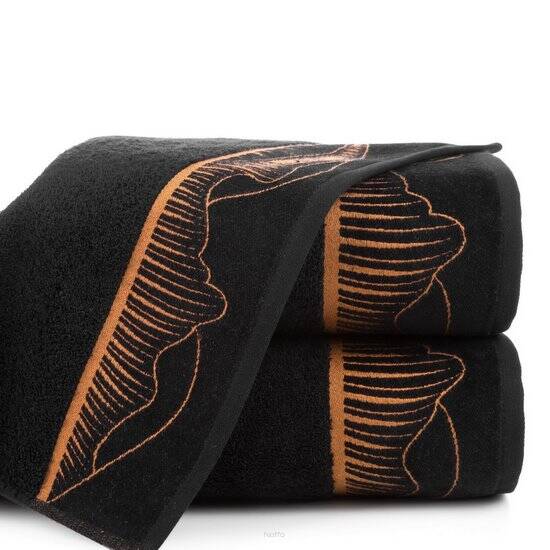Ręcznik bawełniany 70x140 PEONIA 1 czarny z welwetową bordiurą z motywem płatków peonii Limited Collection