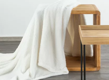 Koc na fotel 70x160 LORI biały puszysty jednokolorowy z kolekcji Design 91