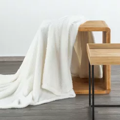 Koc na fotel 70x160 LORI biały puszysty jednokolorowy z kolekcji Design 91
