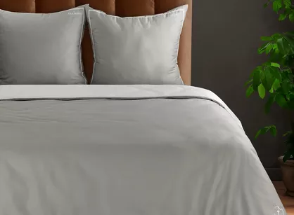 Pościel z makosatyny 220x200 MINGE 1C Eva Minge szara z lamówką białą i napisami projektantki