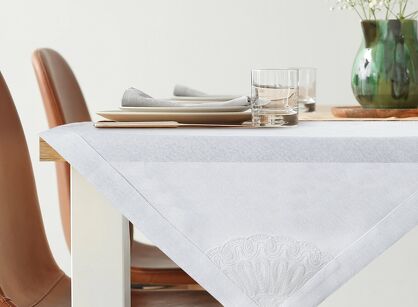 Nakładka 85x85 ELEN złamana biel z ozdobną kantą i wyhaftowaną koronką na brzegu z kolekcji Premium