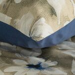 Pościel satynowa 220x200 SPRING 66 jasny beż ciemny niebieski z wzorem kwiatów z kolekcji Classic - 2