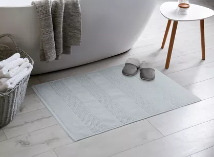 Dywanik bawełniany 60x90 JESSI srebrny w pasy z delikatnym tłoczeniem
