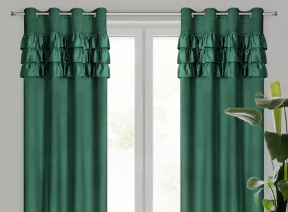 Zasłona na przelotkach 140x250 SAMI welwetowa ciemna zieleń jednokolorowa zdobiona w górnej części falbanami i taśmą z cyrkoniami