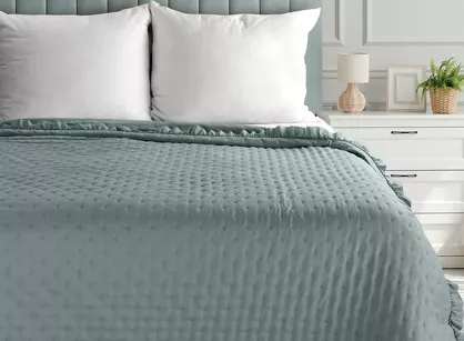 Narzuta z mikrofibry 220x240 LIBI 3 szałwiowa pikowana w delikatny wzór z falbaną