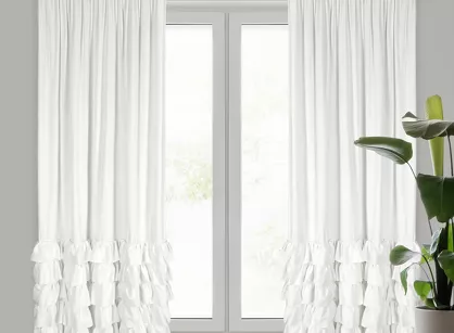 Zasłona na taśmie 140x270 CARLI welwetowa biała jednokolorowa zdobiona w dolnej części falbanami z paskiem cyrkonii