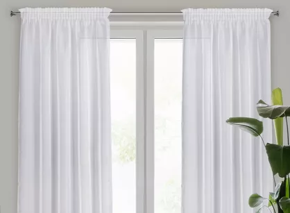 Firana na taśmie 140x270 ALIA biała gładka połyskująca srebrną nicią