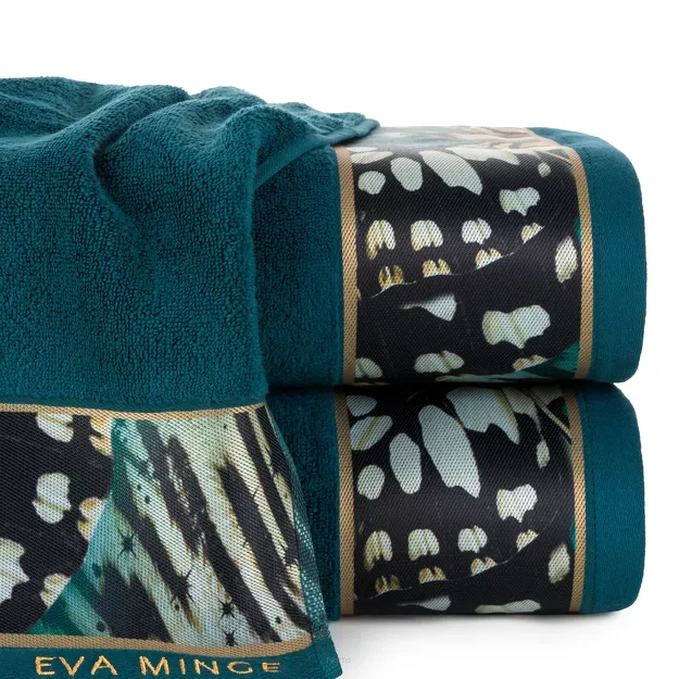 Ręcznik 50x90 EVA 15 Eva Minge ciemny turkus zdobiony bordiurą z designerskim wzorem w motyle z kolekcji Premium