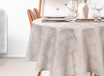 Obrus fi 170 INES 6 jasny srebrny w subtelne różyczki ze srebrną nicią z kolecji Diva Line