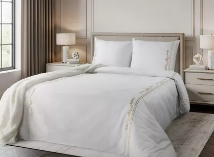 Pościel z makosatyny 220x200 REINA 53 biała subtelny beżowy haft Reina Line