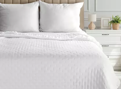 Narzuta z mikrofibry 170x210 LIBI 3 biała pikowana w delikatny wzór z falbaną