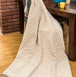 Koc bawełniany150x200 1008-1 beżowy w geometryczny wzór z frędzlami