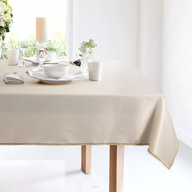 Obrus 140x220 LACE kremowy wykończony szampańską koronką