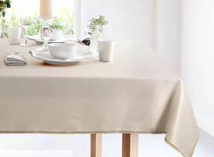 Obrus 140x220 LACE kremowy wykończony szampańską koronką