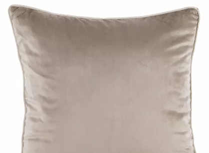 Poszewka welwetowa 45x45 GAJA 2 jednokolorowa ciemny beż obszyta lamówką
