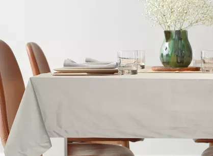 Obrus welwetowy 140x220 MELINDA srebrny wykończony mankietem