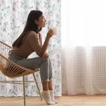 Zasłona na przelotkach 140x250 EMI biała o strukturze płótna z nadrukiem kwiatów ogrodowych - 13