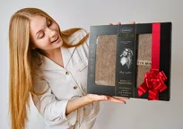 Komplet ręczników VENUS Eva Minge beżowe zdobione bordiurą w kolorze ręcznika z napisami projektantki z kolekcji Premium - 2