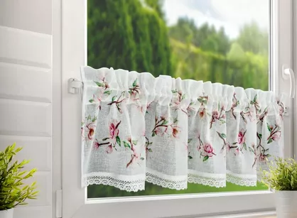Zazdrostka gotowa w tunelu 150x30 ARI biała z etaminy zdobiona koronką z nadrukiem kwiatów magnolii