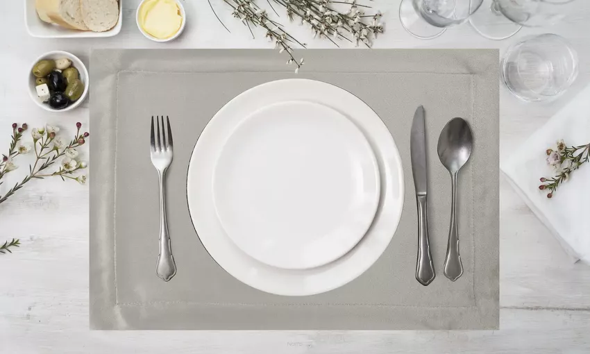 Serwetka welwetowa 30x40 MELINDA srebrna wykończona mankietem 4 szt.