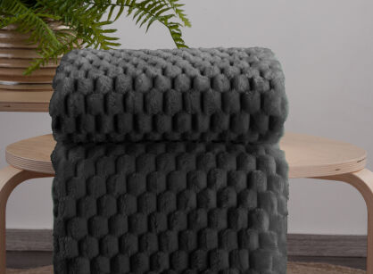 Koc na fotel 70x160 CINDY 6 czarny puszysty w drobny wzór Design 91